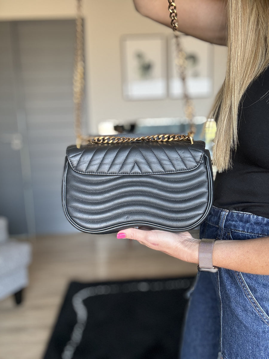 LOUIS VUITTON New Wave Chain Bag MM Noir Huntress For The Bold